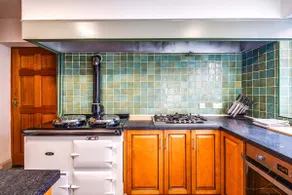 4BR Family Home with Jacuzzi Near Birmingham - Image 5