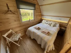 Large-Hot Tub-Cabin-Bathroom with shower - Image 3