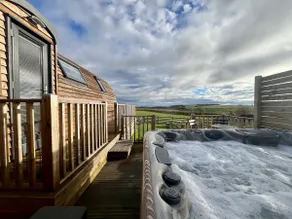 Large-Hot Tub-Cabin-Bathroom with shower - Image 5