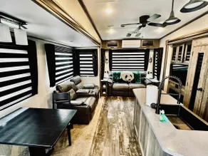 Puffy Panda RV-Hot Tub-Sleeps 2 - Image 4