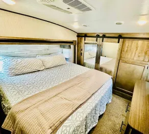 Puffy Panda RV-Hot Tub-Sleeps 2 - Image 3