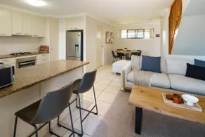 Sunny's Coastal Townhouse in Caloundra - Image 4