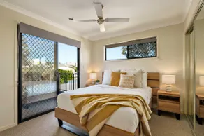Sunny's Coastal Townhouse in Caloundra - Image 3