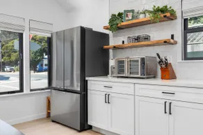 Modern Coastal Escape - walking distance to beach! - Image 3