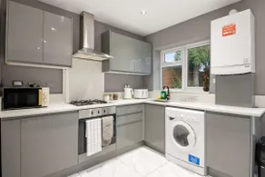 Luxury 5-BR Home - Reading Centre - Monthly Stays & Parking - Image 5