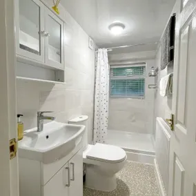 Stylish cottage in vibrant riverside village - Image 4
