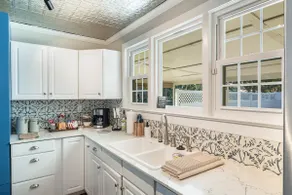 Sanford's Haven, 3 bedroom, Sleeps 7 - Image 3