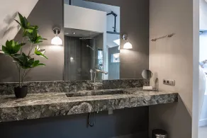 Luxury suite, near the station, free Wi-Fi - Image 3
