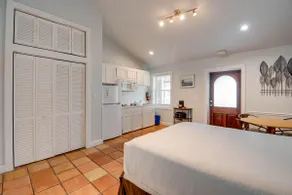 Egret Suite | Bright Retreat, Hot Tubs, Near Duval - Image 2
