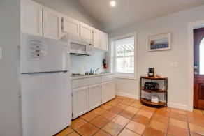 Egret Suite | Bright Retreat, Hot Tubs, Near Duval - Image 4