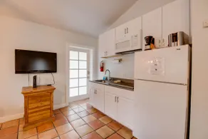 Pelican Suite | Cozy Cottage, Hot Tubs, Close to D - Image 3