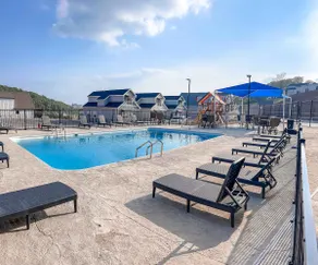 NO STEP ENTRY! Great Location! Private Hot Tub! - Image 2