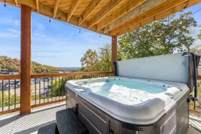 NO STEP ENTRY! Great Location! Private Hot Tub! - Image 5