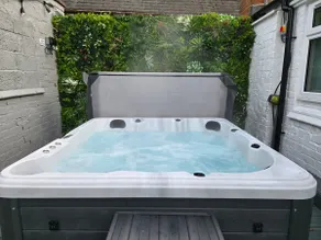 Centre Apartment - Sleeps 2 & Roof Top Hot Tub - Image 3