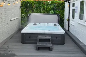 Centre Apartment - Sleeps 2 & Roof Top Hot Tub - Image 2