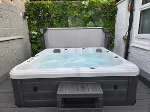 Centre Apartment - Sleeps 2 & Roof Top Hot Tub - Image 5