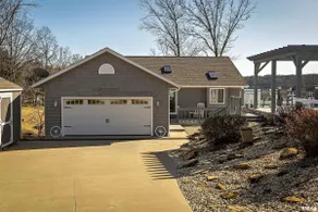 Lakefront escape! Boat Dock, Fishing, Kayaks! Near - Image 3