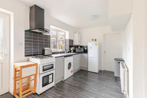 Spacious Riverside View Bungalow - Image 2