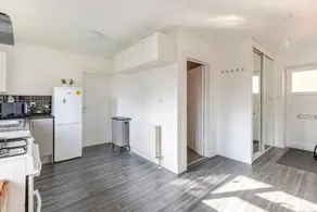 Spacious Riverside View Bungalow - Image 5