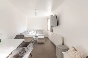 Spacious Riverside View Bungalow - Image 4