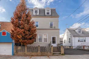 Comfy apt| 2 Blocks to NYC Train | Private Parking - Image 3
