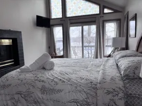 5 Bedroom Lakefront with Yr Round Hot tub & Sauna near Camelback - Image 4