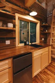 Parke's Stand- Treehouse - Image 5