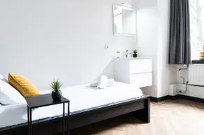 Appartement minimaliste et moderne avec cuisine et salle de bain privées, inspiré par Anthony Kok. - Image 2