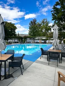 Lakeside Retreat: Pool, Hot Tub & Beach - Image 2