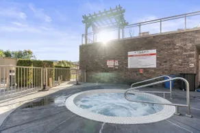 Lakeside Retreat: Pool, Hot Tub & Beach - Image 3