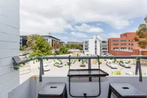 Freo Cosy Corner Central, Free Parking & balcony - Image 3