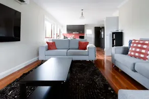 Spacious 3-Bed Mins from City Centre - Image 5