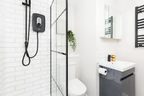 Modern 2-Bedroom Apartments with Free Parking in Leamington Spa - Image 5