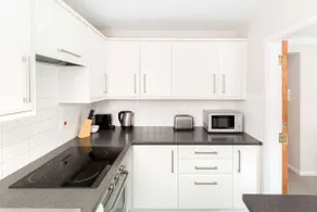Modern 2-Bedroom Apartments with Free Parking in Leamington Spa - Image 4
