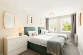 Large Spacious and Stylish 2 Bed apt with Parking - Image 3