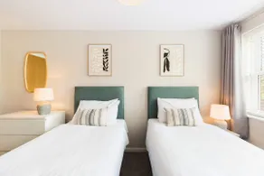 Large Spacious and Stylish 2 Bed apt with Parking - Image 2