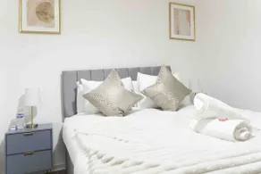 3BR Flat In Paisley By Caledonia Luxe Stays - Image 2
