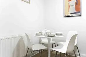 3BR Flat In Paisley By Caledonia Luxe Stays - Image 4
