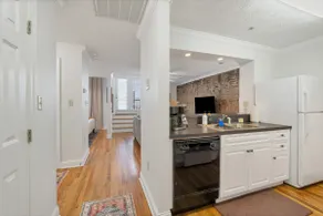 Stylish Downtown Loft Above Bella Restaurant - Image 5