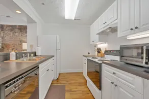 Stylish Downtown Loft Above Bella Restaurant - Image 3
