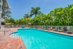 Crystal Palms Beach Resort  - Image 4