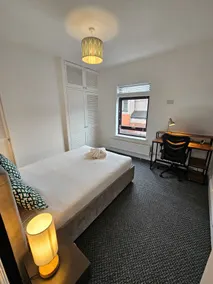 3BR, 6 min to central station, full kitchen - Image 2