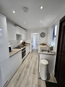 3BR, 6 min to central station, full kitchen - Image 3