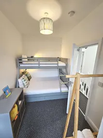 3BR, 6 min to central station, full kitchen - Image 4