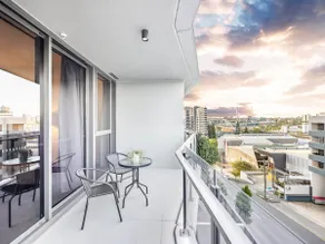 CBD 3B2B Suite near everything w/Parking & Balcony - Image 2