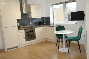 Colchester town and castle modern flat with kitchen & private parking - Image 3