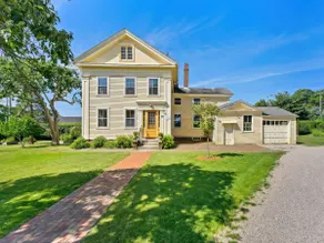 Maxson House Mystic – Easy Walk to Downtown - Image 4