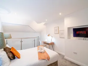 Modern apartment - private bathroom - view of the - Image 3