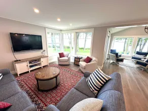 Lakefront Getaway: The Blue Bungalow on Seneca Lake - Image 2