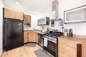 3BR Modern Townhome w/ Parking Near UW & Children’ - Image 4